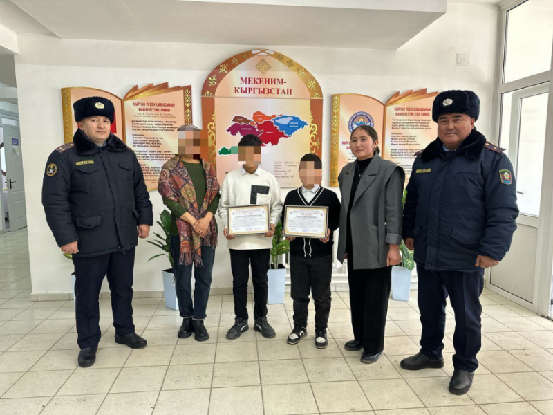 В Бишкеке наградили школьников, которые нашли закладку с наркотиками