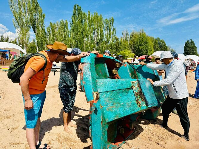 Унитаз и&nbsp;крыша под водами Иссык-Куля: как дайвер Бекжан Кубанычбек спасает озеро
