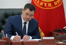 Садыр Жапаров повысил зарплаты бюджетникам: выплаты до 15 тысяч сомов