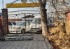 «Закрытые дворы». В Бишкеке снова жалуются на заборы и ограды