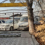 «Закрытые дворы». В Бишкеке снова жалуются на заборы и ограды