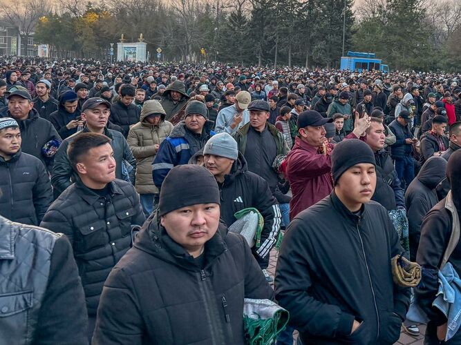 В Бишкеке состоялся Айт-намаз: более 30 тысяч верующих пришли на Старую площадь