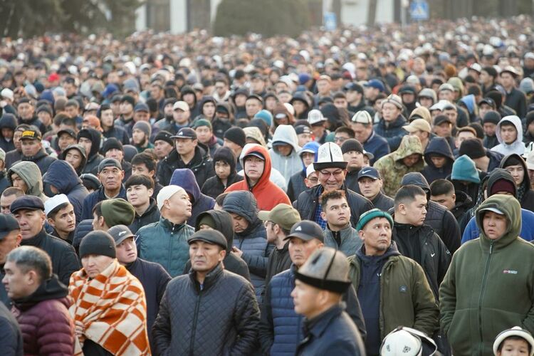 В Бишкеке состоялся Айт-намаз: более 30 тысяч верующих пришли на Старую площадь