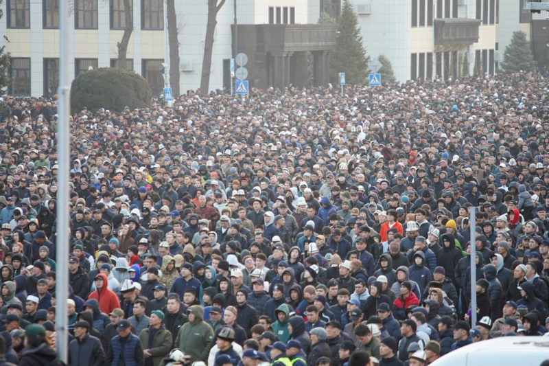 В Бишкеке состоялся Айт-намаз: более 30 тысяч верующих пришли на Старую площадь