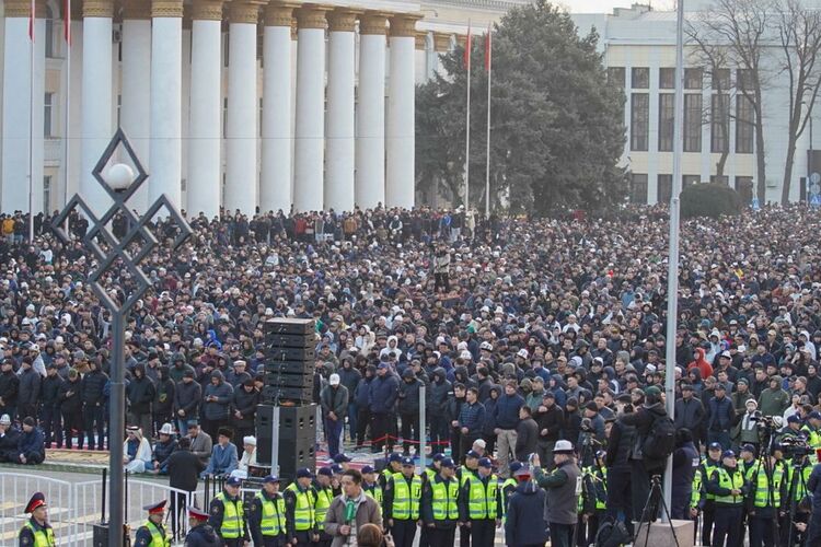 В Бишкеке состоялся Айт-намаз: более 30 тысяч верующих пришли на Старую площадь