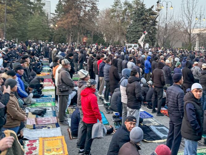 В Бишкеке состоялся Айт-намаз: более 30 тысяч верующих пришли на Старую площадь