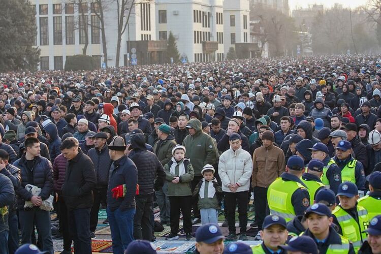 В Бишкеке состоялся Айт-намаз: более 30 тысяч верующих пришли на Старую площадь