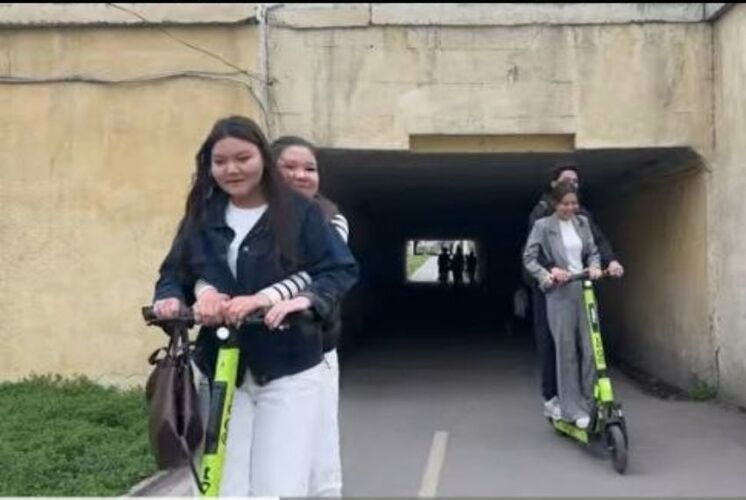 Самокаты и мопеды против пешеходов. Почему улицы Бишкека становятся все опаснее
