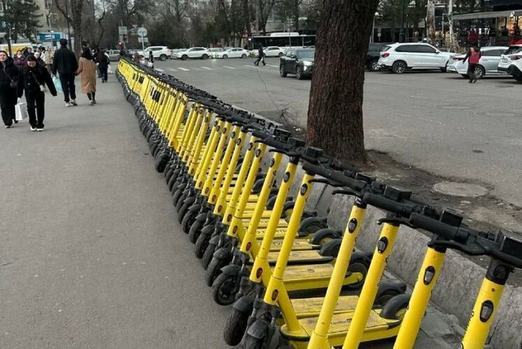 Самокаты и мопеды против пешеходов. Почему улицы Бишкека становятся все опаснее