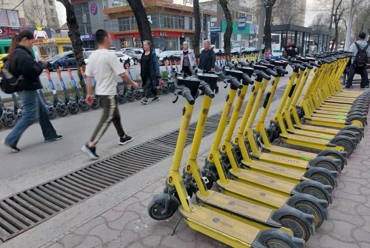 Самокаты и мопеды против пешеходов. Почему улицы Бишкека становятся все опаснее