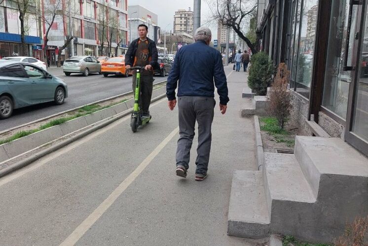 Самокаты и мопеды против пешеходов. Почему улицы Бишкека становятся все опаснее