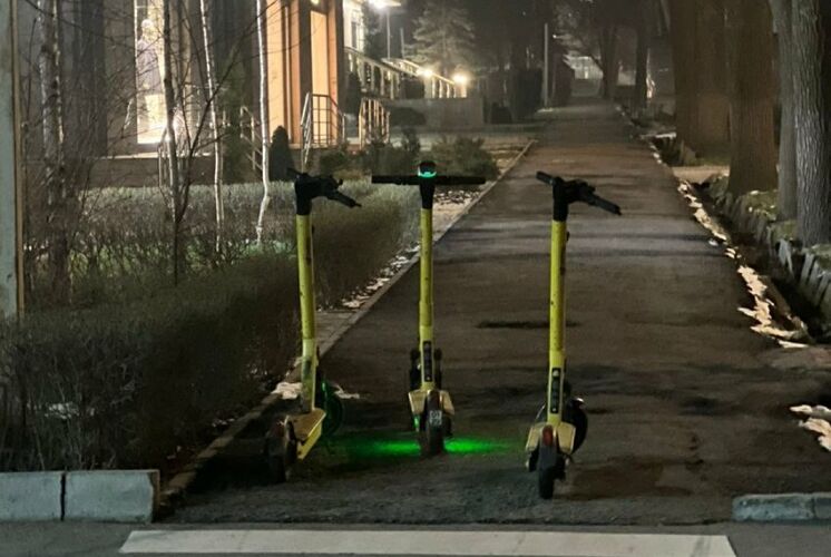 Самокаты и мопеды против пешеходов. Почему улицы Бишкека становятся все опаснее
