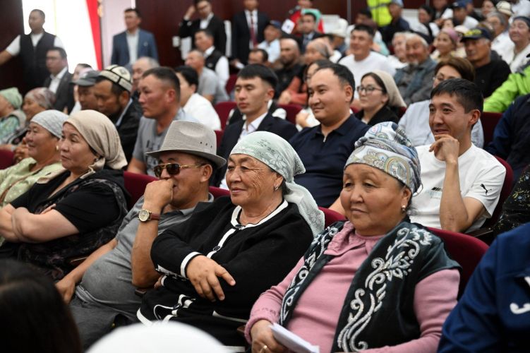 Дома медикам, спорткомплекс. О чем просили президента жители Кочкорского района