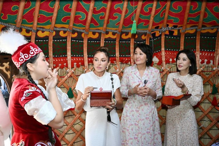 Дипломатия без слов: три первые леди на Иссык-Куле