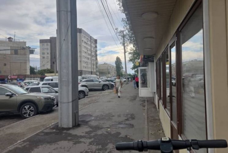 Лишиться бизнеса за 10 дней: мэрия сносит павильоны в Бишкеке ради сквера