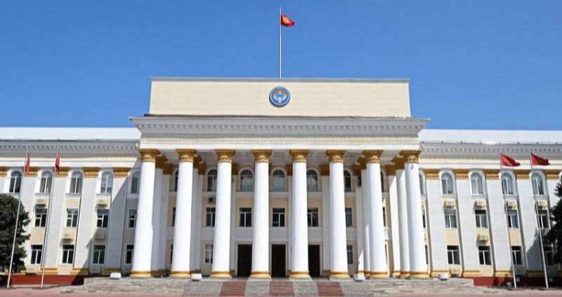 МИД: Ни один иностранец, трудящийся в сфере услуг, не работает легально