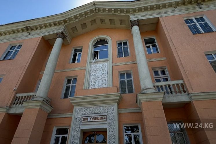 Снести нельзя оставить? Как власти объясняют передачу земли под Домом художника